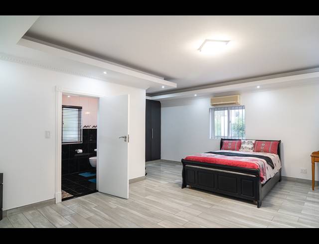 6 BEDROOM HOUSE FOR SALE IN SHEFFIELD BEACH